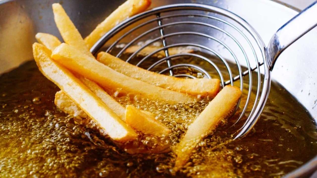 ছাঁকা তেলে রান্নায় এই ৭টি ছোট ভুল করছেন  জানুন সঠিক কৌশল স্বাদ বাড়বে  তেলও কম লাগবে