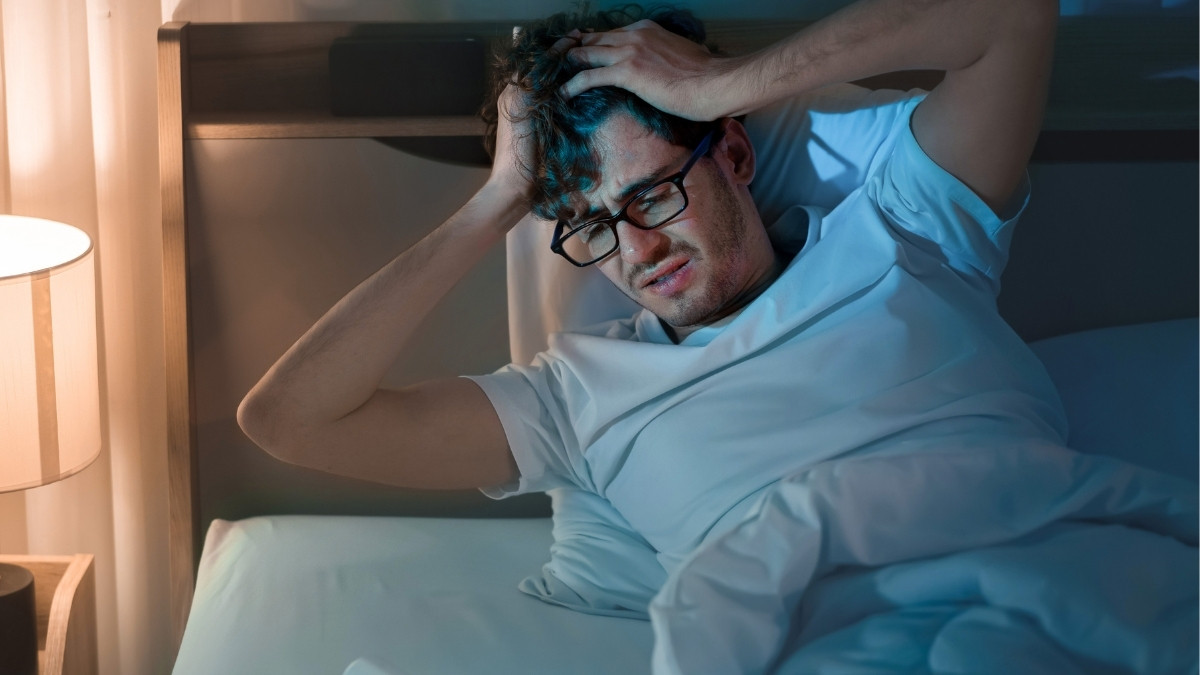 রাতে ঘুম আসছে না ইনসমনিয়ার লক্ষণ কীভাবে বুঝবেন