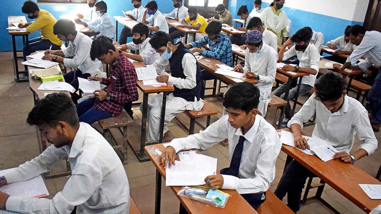 ফেব্রুয়ারির তৃতীয় সপ্তাহে শুরু সিবিএসই-র দশম ও দ্বাদশের পরীক্ষা, পড়ুয়াদের কী কী নিয়ম মাথায় রাখা জরুরি?
