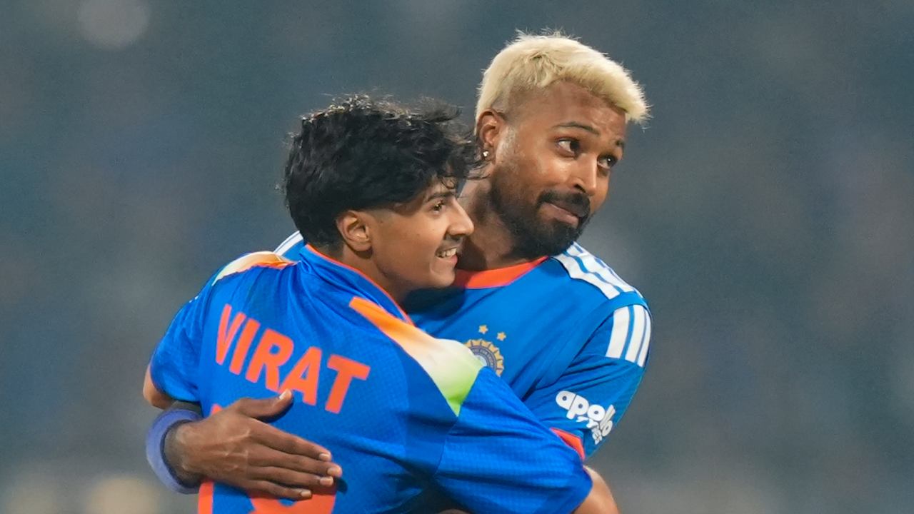 টি২০ বিশ্বকাপেও মাঠে দর্শক, বিনা বাধায় জড়িয়ে ধরলেন হার্দিককে! বৃহস্পতিবার দিল্লির ঘটনায় আবার প্রশ্ন ক্রিকেটারদের নিরাপত্তা নিয়ে