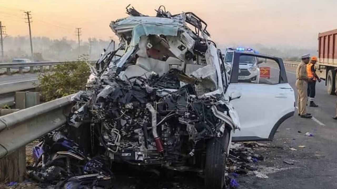 ঘণ্টায় ১৬০ কিমি বেগে ছুটছিল গাড়ি স্টিয়ারিংয়ে স্কুলপড়ুয়া সঙ্গী আরও পাঁচ বন্ধু বেঙ্গালুরুতে দুর্ঘটনায় মৃত ছয় কিশোর