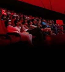 বান্ধবীর সঙ্গে প্রদর্শনীতে নায়ক, ছবি না দেখেই কেন ফিরলেন?