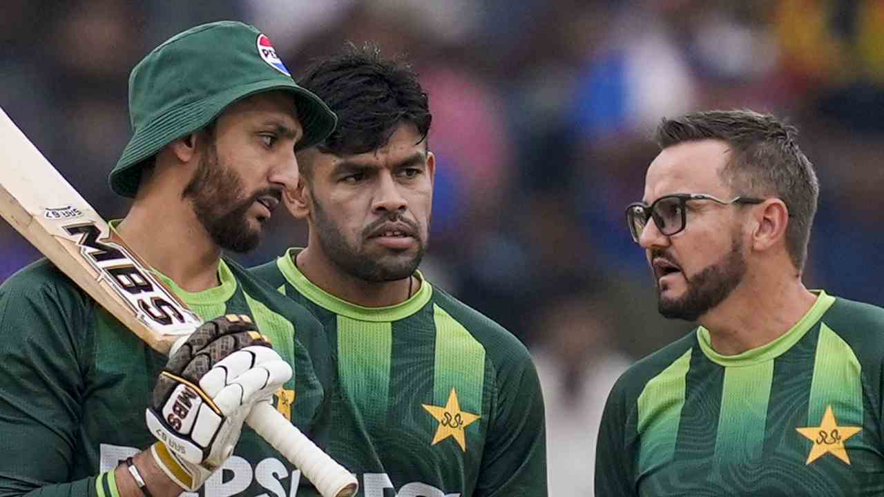 ১১ নয়, এক জনের কাছেই হেরে গেলাম! কার কাছে হারল পাকিস্তান, ম্যাচ শেষে বললেন কোচ হেসন