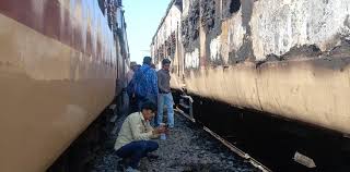  কামরা পুড়ে ছাই  কাটোয়া স্টেশনে প্যাসেঞ্জার ট্রেনে ইচ্ছে করে লাগানো হয় আগুন