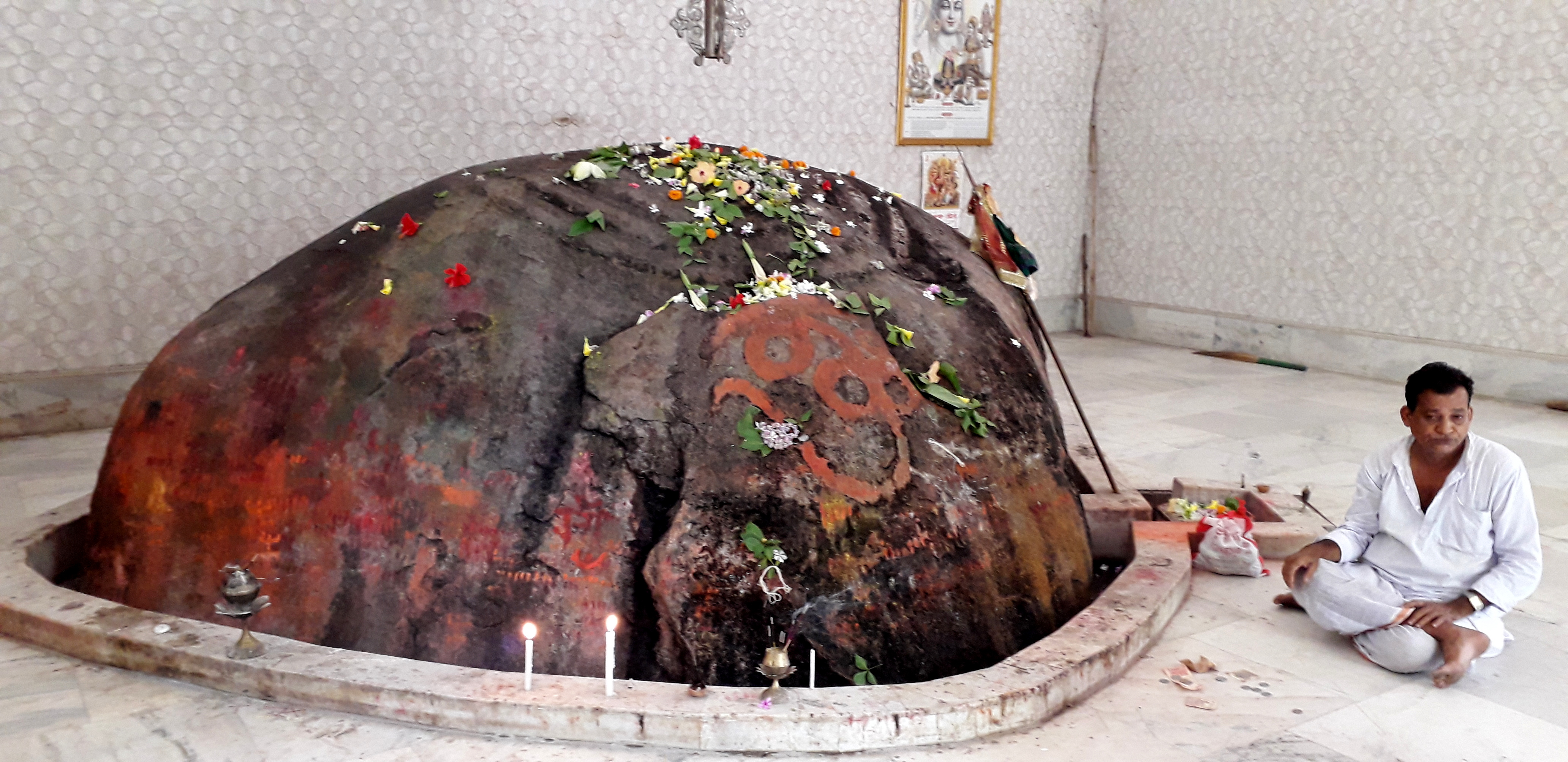 বীরভূমে পাহাড়ের কোলে শিব মন্দির  দুবরাজপুরের পাহাড়েশ্বর মন্দিরে পর্যটকদের উপচে পড়া ভিড়