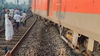 শালিমার স্টেশনের প্রবেশপথে লাইনচ্যুত লোকাল, থমকে গেল ট্রেন চলাচল