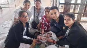 স্বামী মৃত প্রসব যন্ত্রণা সহ্য করতে না পেরে নিজেই নিজের কাটলেন পেট তারপরও 