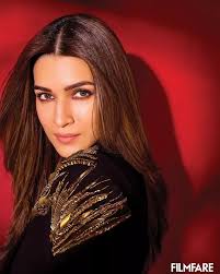 বেপরোয়া কৃতির নতুন প্রেমিকের সঙ্গে বিদেশে মাতাল পরমসুন্দরী