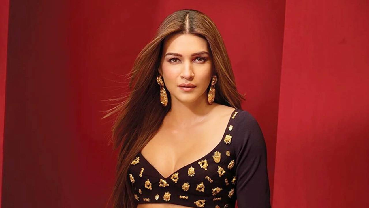 বেপরোয়া কৃতির প্রেমকাহিনি বিদেশে কার সঙ্গে রোম্যান্সে মজেপরমসুন্দরী ?