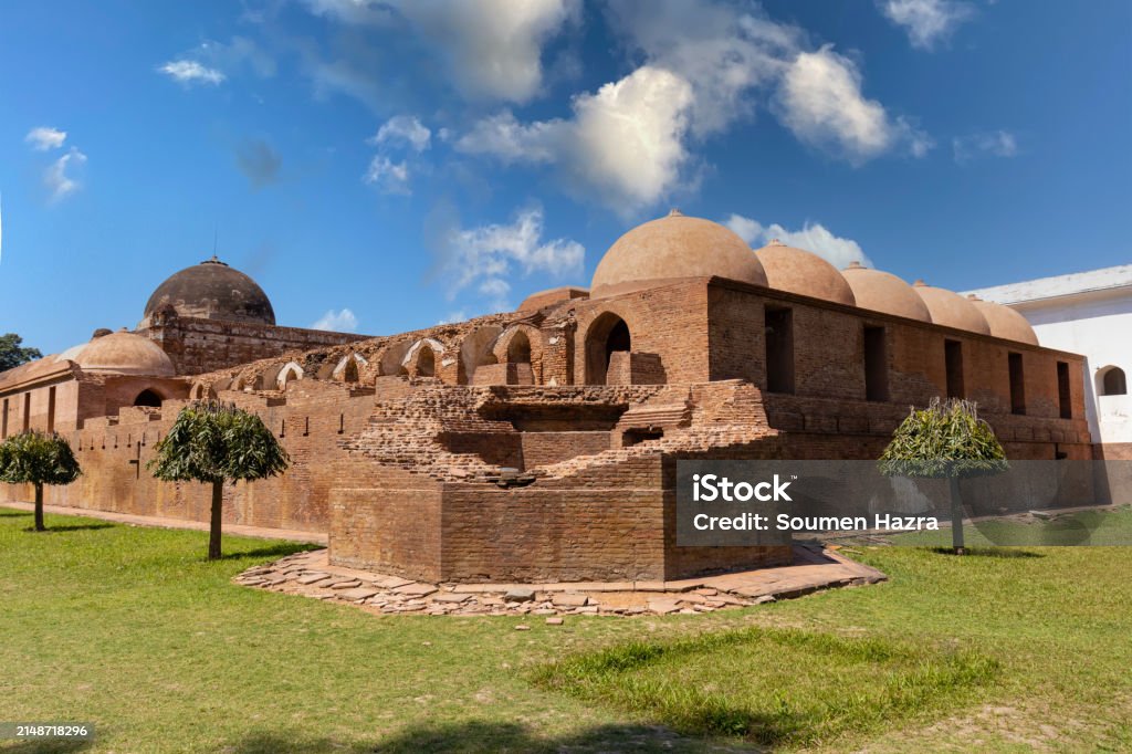 নবাবিয়ানার সঙ্গেই মিশে জৈন থেকে আর্মেনীয় ঐতিহ্য! চেনা মুর্শিদাবাদেই হোক অন্য রকম ভ্রমণ