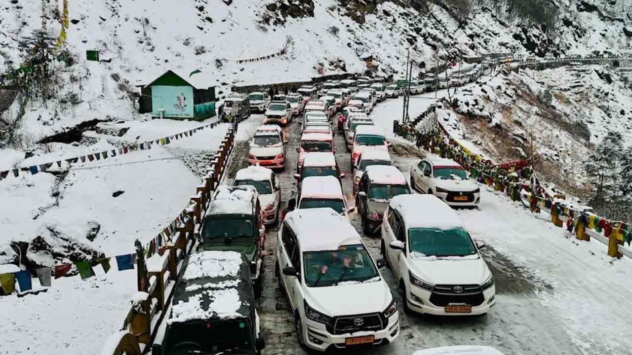 তুষারঝড়ে বিপর্যস্ত সিকিম  ছাঙ্গু হ্রদের পথে আটকে ২৭০০ পর্যটক উদ্ধার  রাস্তায় গাড়ির দীর্ঘ লাইন
