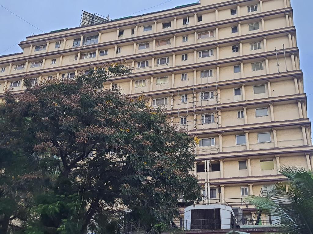 কম্পনে কাঁপল শহর  মধ্য কলকাতায় হেলে পড়ল বহুতল ঘটনাস্থলে দমকলমুখ খুললেন বাসিন্দারা