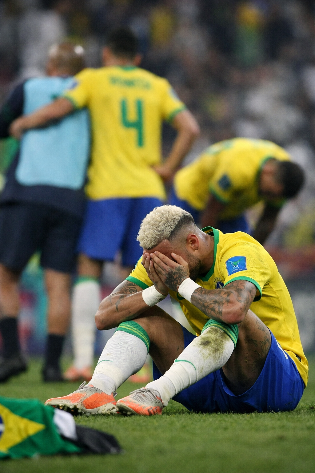 জোড়া গোলের পর নেইমারের দুঃখ: ফুটবল ইতিহাসের এক স্পর্শকাতর মুহূর্ত