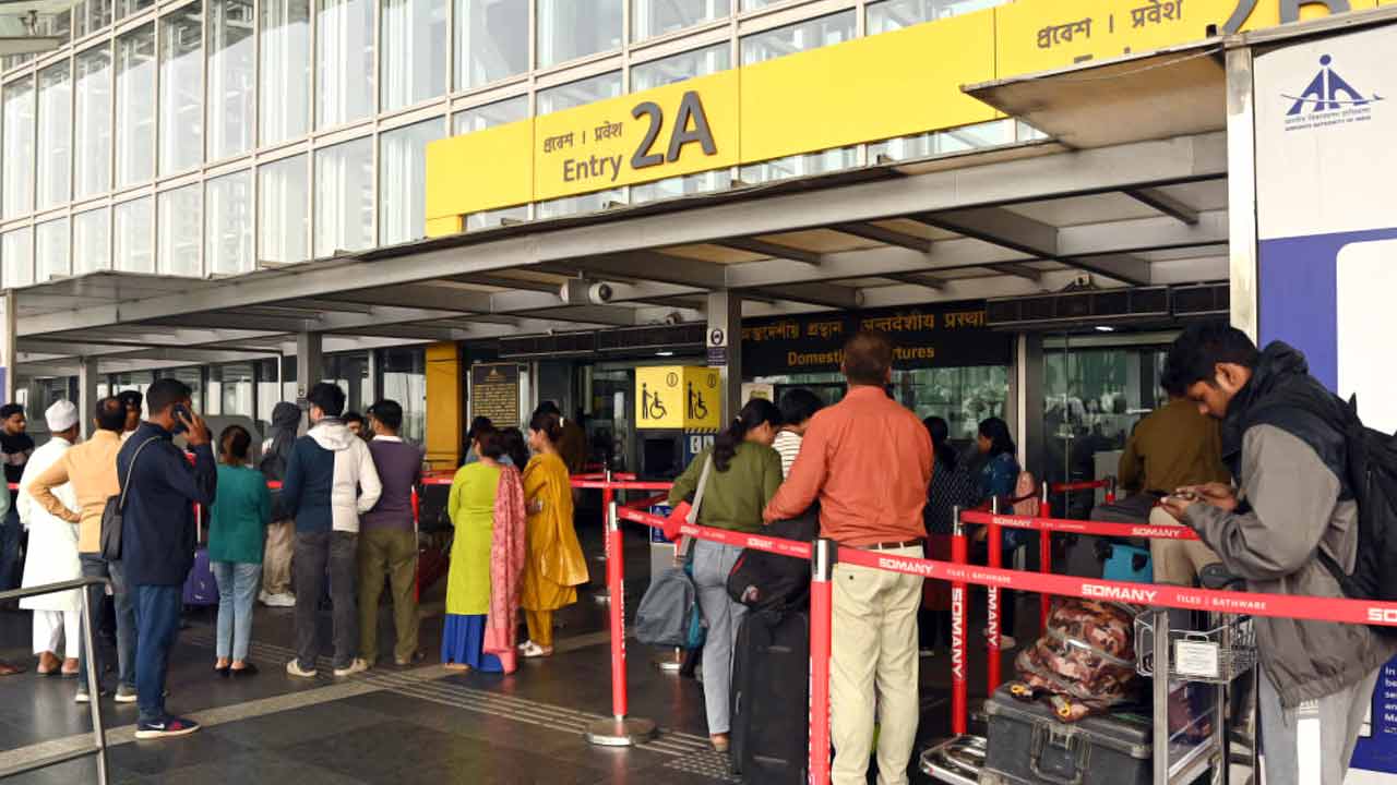 আমেরিকা-ইরান যুদ্ধের ধাক্কায় দমদম থেকে বাতিল ২০ বিমান! পরিষেবা বিঘ্নিত দিল্লি, বেঙ্গালুরু, চেন্নাই-সহ বিভিন্ন বিমানবন্দরে