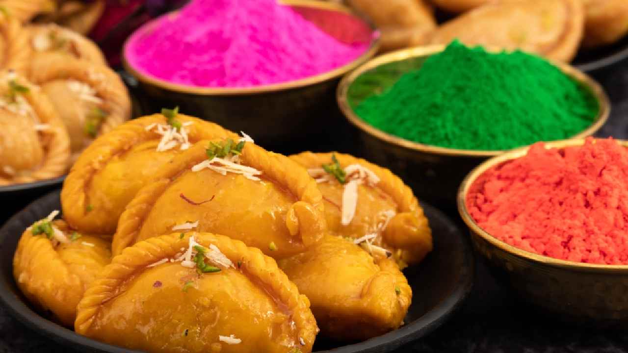 দোলের মিষ্টি চমক পাউরুটির গুজিয়া থেকে ঠান্ডাই লাড্ডু  চেনা স্বাদে অচেনা রূপ