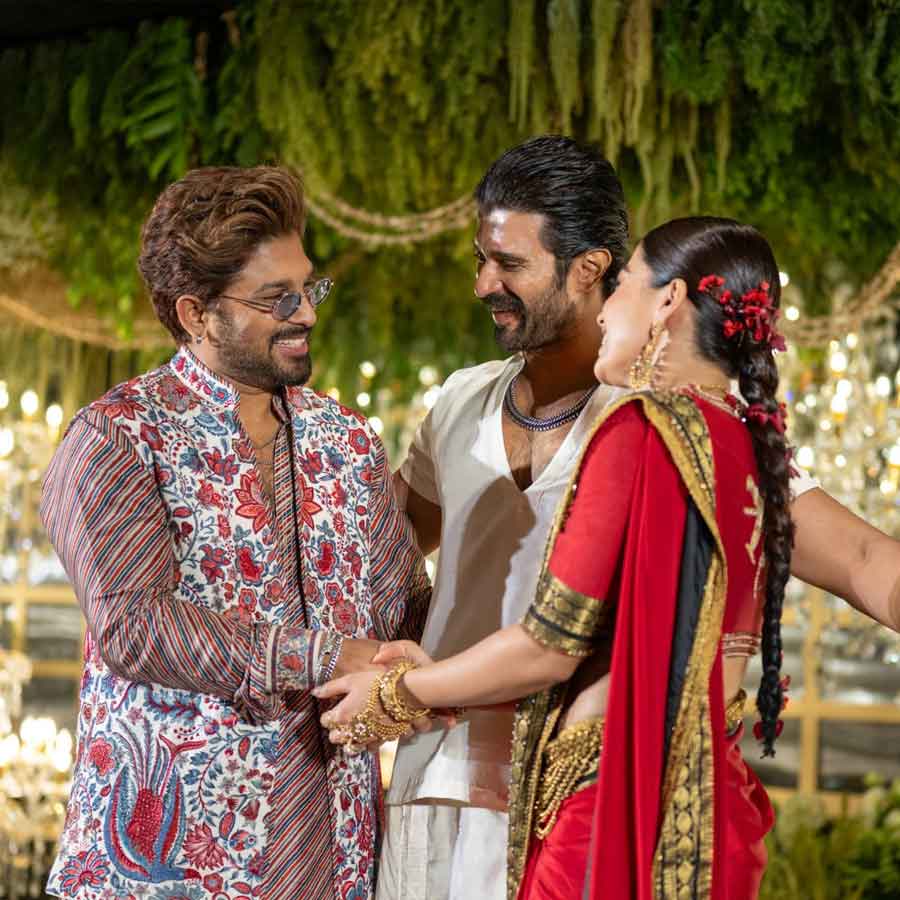 রশ্মিকা বিজয়ের প্রীতিভোজে দক্ষিণী তারকাদের মেলা সস্ত্রীক রামচরণ অল্লু অর্জুন সহ কারা ছিলেন অতিথি 