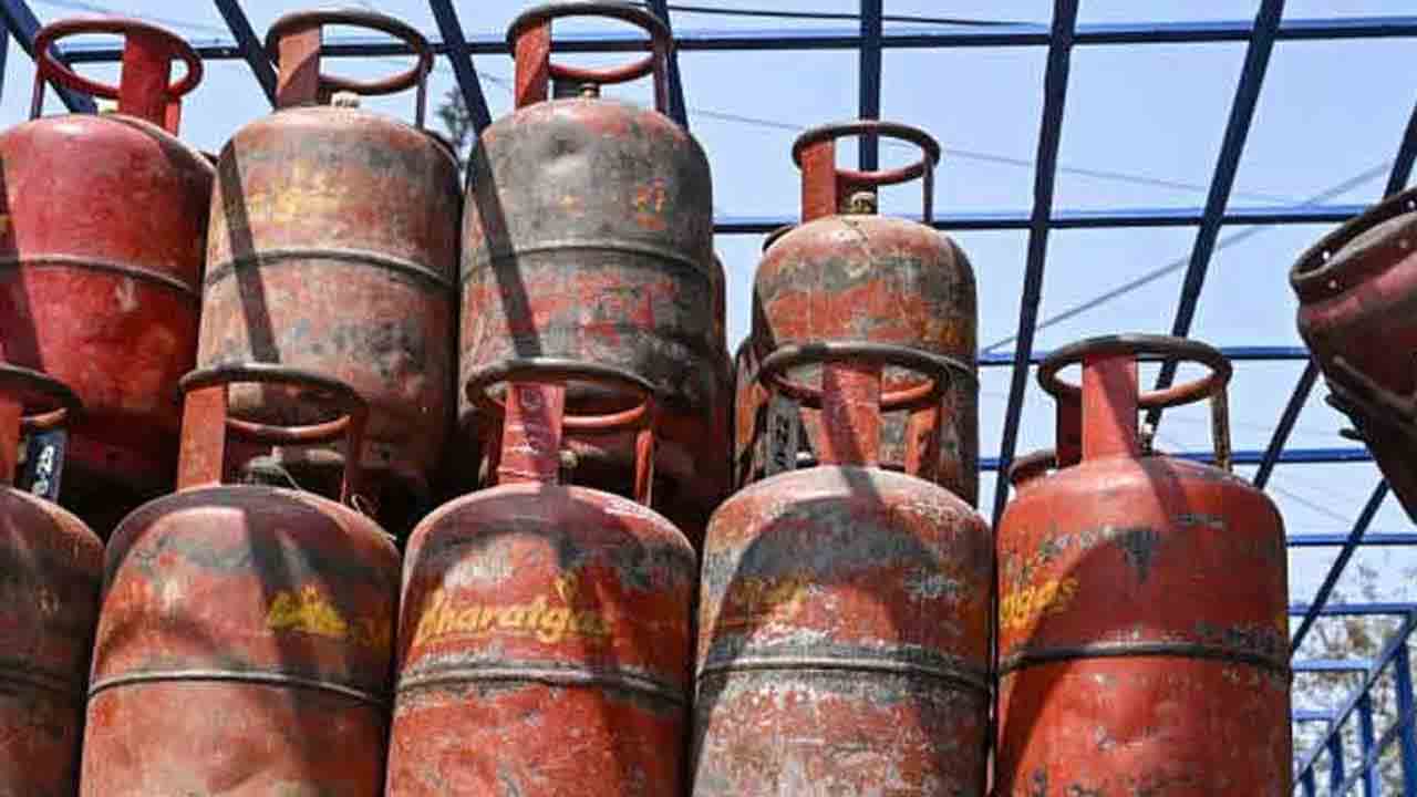 রান্নার গ্যাসে বড় ধাক্কা এক লাফে ₹৬০ বাড়ল সিলিন্ডারের দাম  কত হল নতুন দর?