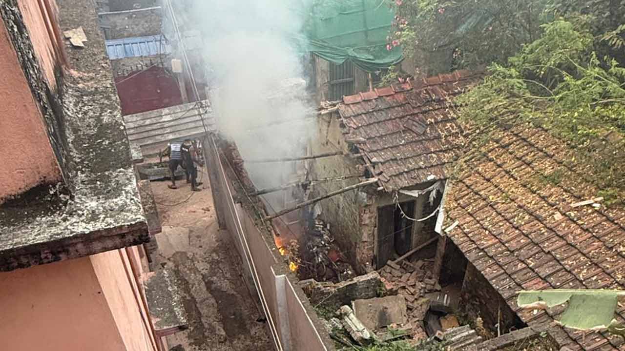 বিস্ফোরণের পর পাইকপাড়ার ক্লাব থেকে ছ’টি বোমা উদ্ধার, নেপথ্যে কি রাজনীতি? না প্রোমোটিং-বিবাদ? কী বলছেন স্থানীয়েরা