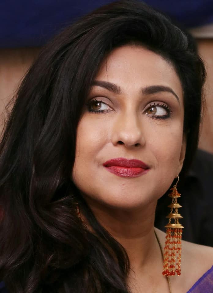 ব্রিটেনে সম্মানিত ঋতুপর্ণা