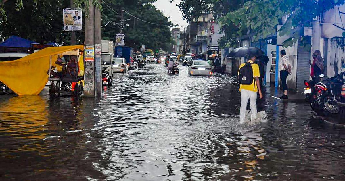 ঝমঝম বৃষ্টিতে ভিজছে কলকাতা  সঙ্গে ঝোড়ো হাওয়া—তিন জেলায় আবহাওয়া দফতরের সতর্কতা