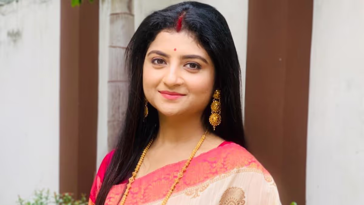 সদ্য মা হয়েছেন স্বামী দেবরাজের সঙ্গে হুডখোলা জিপে চড়ে ভোটপ্রচার অদিতি মুন্সীর