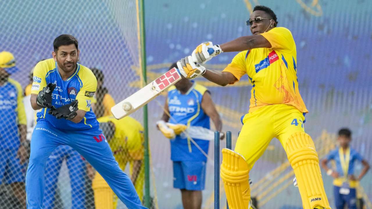 কেকেআরের বোলিং কোচ চেন্নাইয়ের অনুষ্ঠানে ব্র্যাভোর গুপ্তচর ইস্যুতে ক্ষিপ্ত সমর্থকেরা ধোনির সঙ্গে খেললেন রায়না