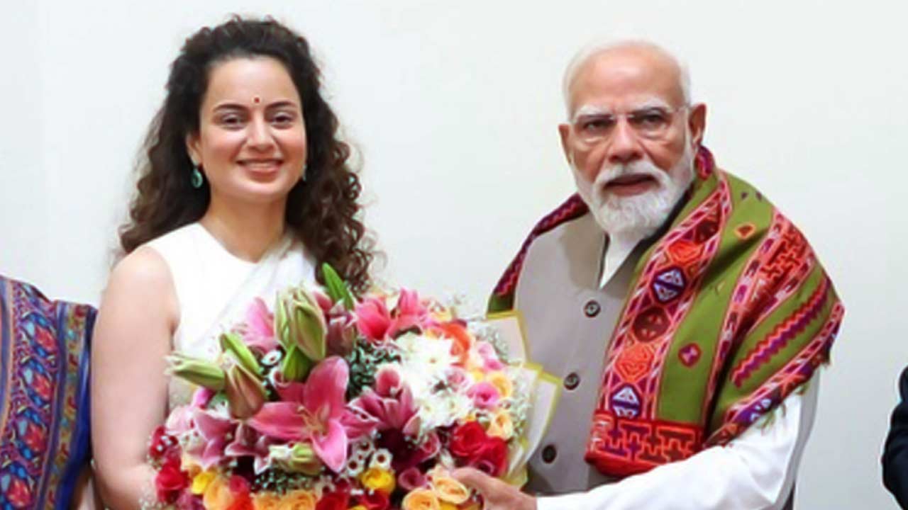 ৪০ বছরে কঙ্গনার বিশেষ মুহূর্ত  প্রধানমন্ত্রীর সঙ্গে সাক্ষাতে কী উপহার দিলেন নরেন্দ্র মোদী 