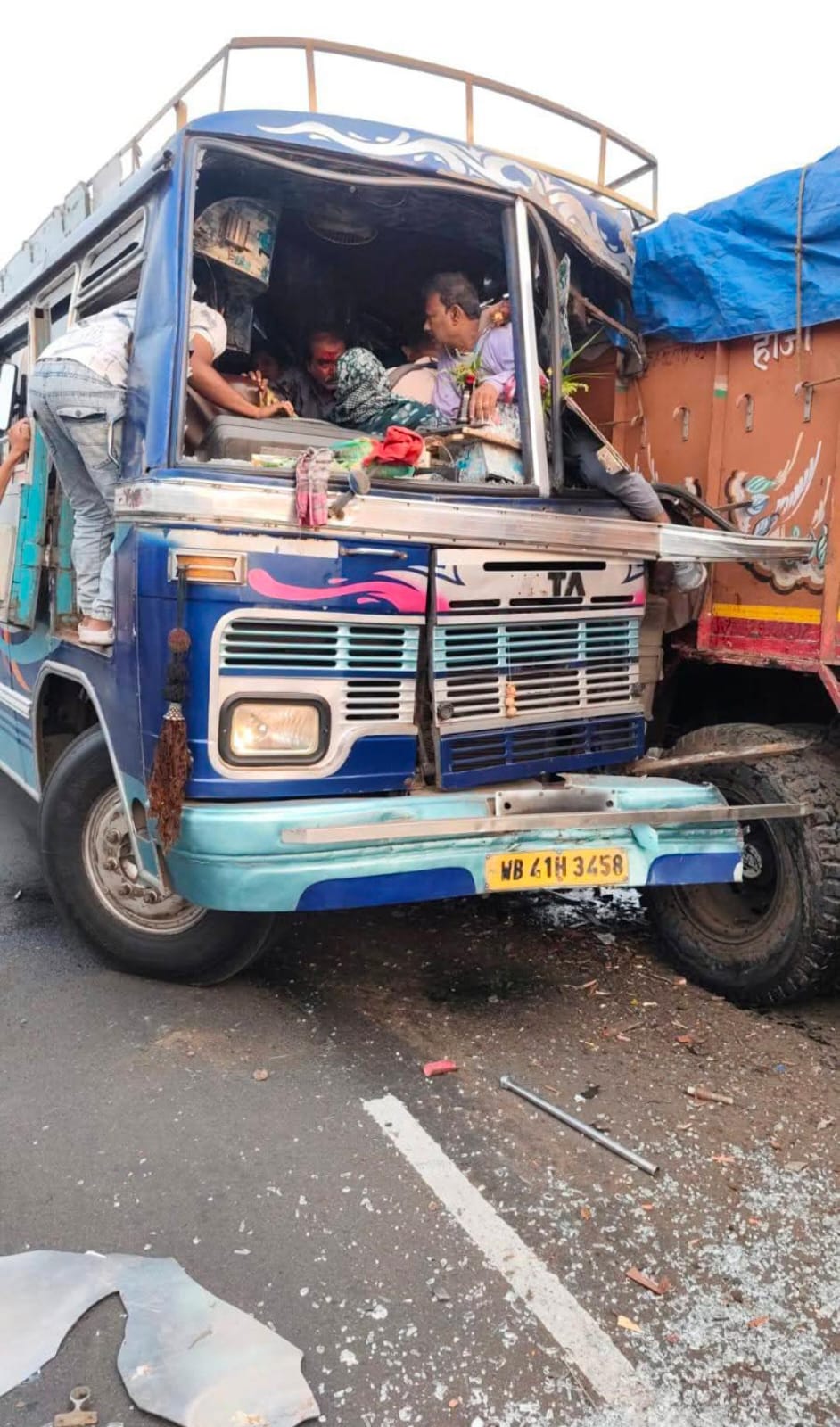 পূর্ব বর্ধমানের গলসিতে ভয়াবহ পথ দুর্ঘটনা দাঁড়িয়ে থাকা লরিতে যাত্রীবাহী বাসের ধাক্কা আহত ২৮ জন যাত্রী বর্ধমান মেডিকেল কলেজ ও হাসপাতালে ভর্তি