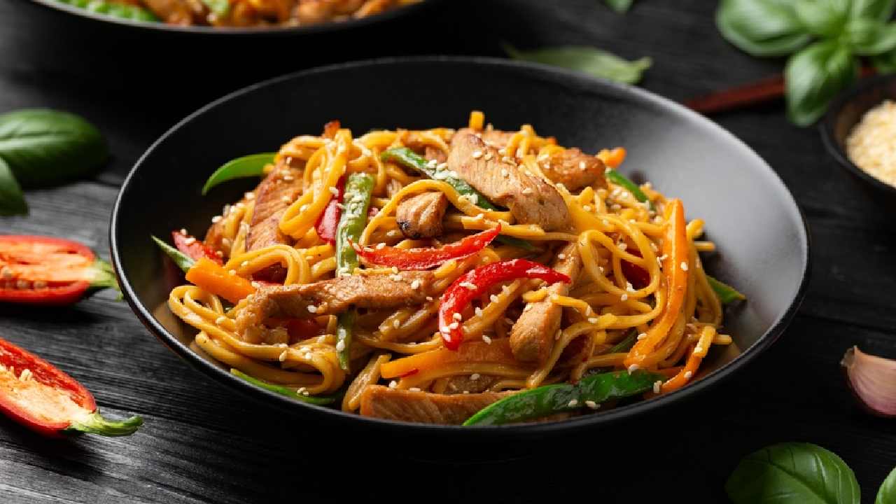 লাউ দিয়েই বানিয়ে ফেলতে পারেন সুস্বাদু নুডল্‌স। শুনতে অবাক লাগলেও এই রেসিপির স্বাদ এক বার চেখে দেখলে বার বার খেতে মন চাইবে। রইল রেসিপি।