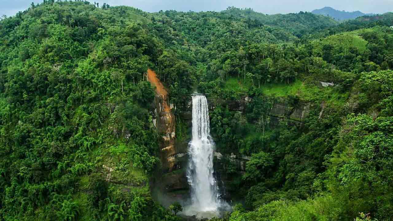 পাখির চোখে পাহাড়ি জলপ্রপাতের রূপ  রোপওয়ে নির্মাণের মাধ্যমে দৃশ্যটি হবে আরও মনোমুগ্ধকর