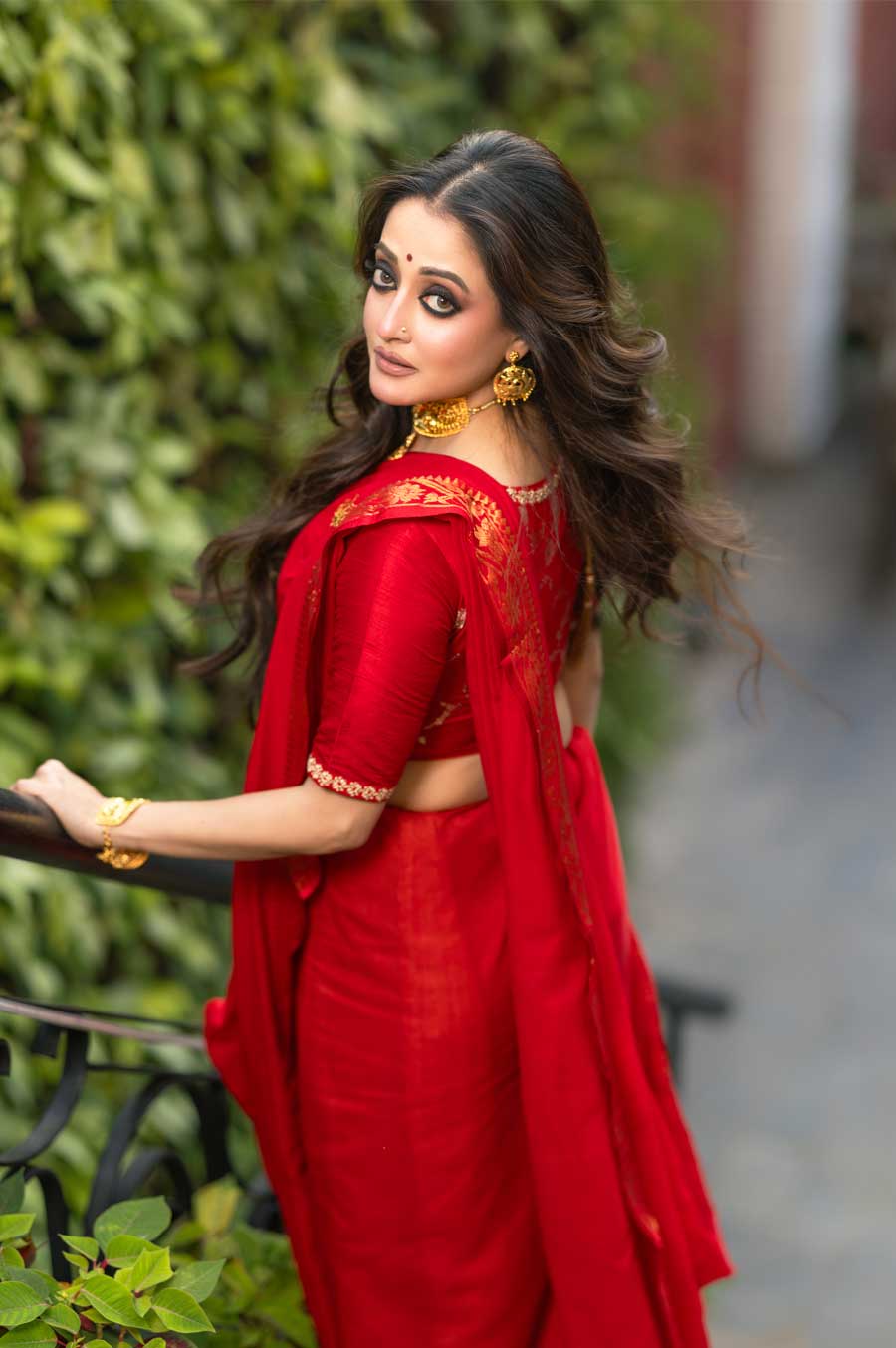 সাবেক সাজে বর্ষবরণের প্রস্ততি রাইমার রং মিলিয়ে শাড়ি পরলেন নায়িকার নতুন বোন কে তিনি