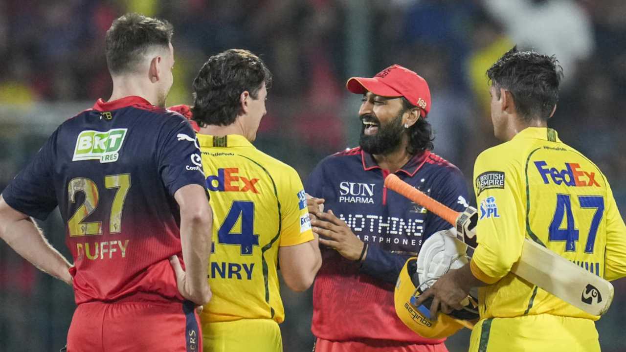 মাঠের বাইরে লেগে গেল ধোনিদের সঙ্গে কোহলিদের! বেঙ্গালুরুর কাছে ‘অপমানিত’ চেন্নাই লিখিত অভিযোগ নিয়ে বোর্ডের দরবারে