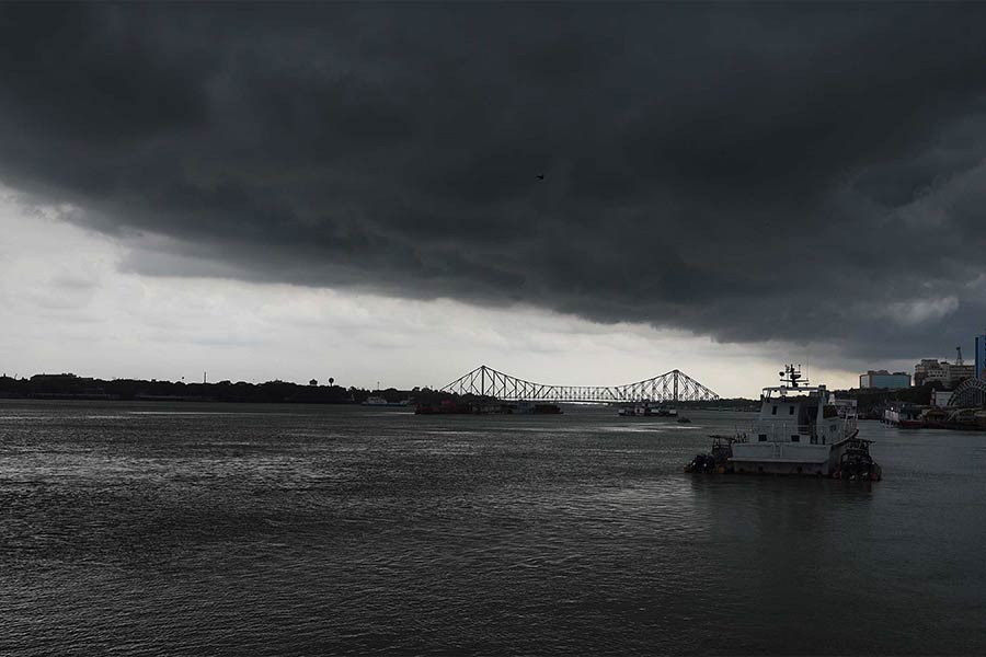 কালো মেঘে ঢেকেছে আকাশ আগামী দু ঘণ্টায় কলকাতায় বজ্রবিদ্যুৎসহ বৃষ্টির পূর্বাভাস বইতে পারে ঝোড়ো হাওয়াও