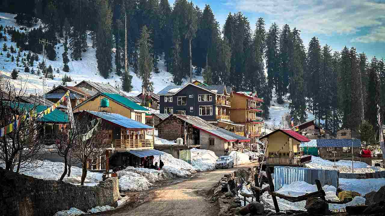 ঝাঁ-চকচকে শৈল শহরের আড়ালে থাকা পুরনো গ্রাম: নতুন না পুরনো, মানালি থাকবে আপনার ভ্রমণ তালিকায়