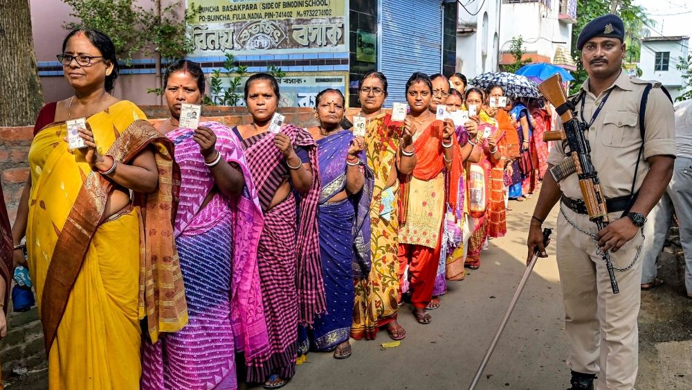পশ্চিমবঙ্গের ১৬ জেলার ১৫২টি আসনে আজ প্রথম দফায় ভোটগ্রহণ শুরু হয়েছে সকাল ৭টা থেকে ভোট চলছে।