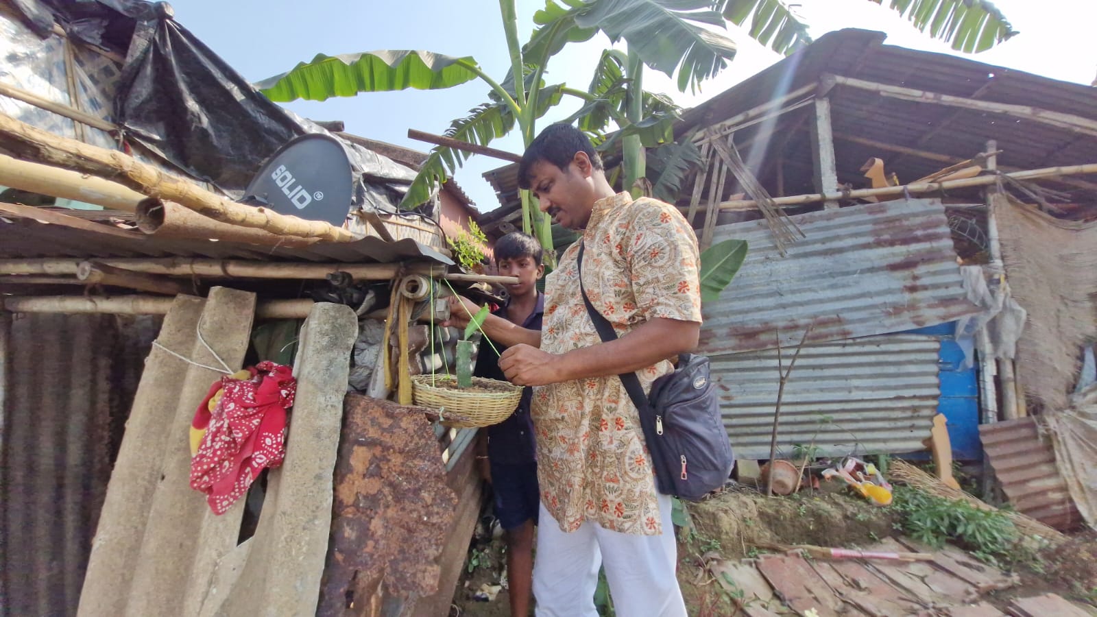 বিশ্ব ধরিত্রী দিবসে বর্ধমানে প্যায়ারা নিউট্রিশন ওয়েলফেয়ার সোসাইটির অভিনব উদ্যোগ বস্তিতে ঝুলন্ত ড্রাগন ফলের চাষ এবং পরিবেশ রক্ষার অনন্য নজির