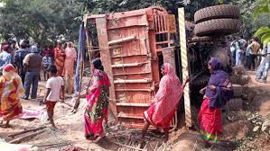 গলসির পুরসাতে পথ দুর্ঘটনা। দুর্ঘটনার কবলে পাথর বোঝাই ও মারবেল পাথর বোঝাই ট্রেলার গাড়ি ঘটনায় আহত মারবেল পাথর বোঝাই গাড়ির চালক ঘটনাস্থলে গলসি থানার পুলিশ