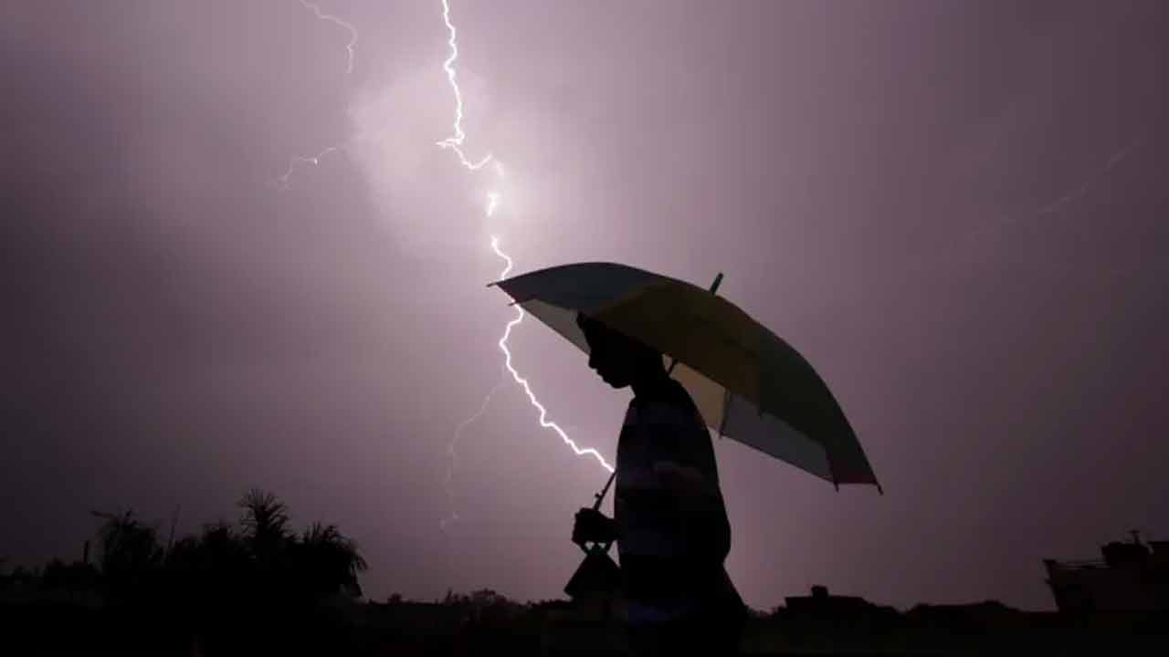 দক্ষিণবঙ্গে ঝড়-বৃষ্টির দাপট ৫ জেলায় ৫০ ৬০ কিমি বেগে ঝোড়ো হাওয়ার সতর্কতা  ভিজবে কলকাতাসহ উত্তরবঙ্গও ?️?️