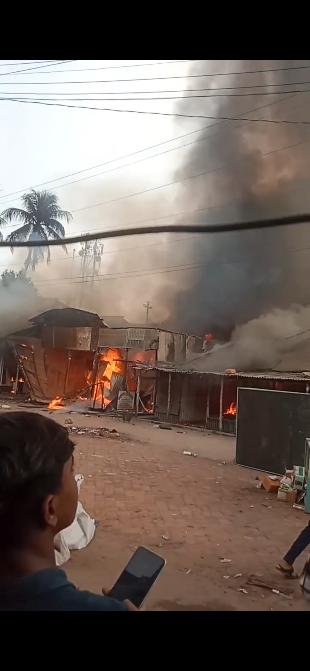 বহরমপুর মধ্য বাজারে ভয়াবহ আগুন, একাধিক দোকান পুড়ে ছাই