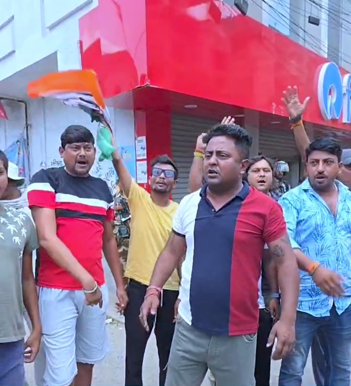 হুগলির ডানকুনিতে তৃণমূল কর্মীর উপর হামলার অভিযোগে উত্তাল রাজনীতি রাস্তায় নামলেন কাউন্সিলর সূর্যদেব