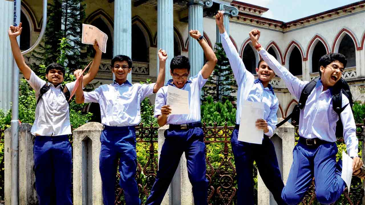 উত্তর দিনাজপুরের অভিরূপ মাধ্যমিকে প্রথম দ্বিতীয় স্থানে বীরভূমের প্রিয়তোষ প্রথম দশে কত জন রইল মেধাতালিকা