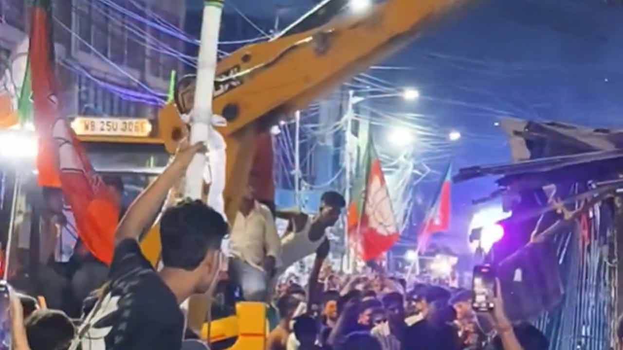 আমার প্রশ্ন প্রশাসনকে পশ্চিমবঙ্গ পুলিশ কি মহিলাদের নিরাপত্তা দিতে পারছে 