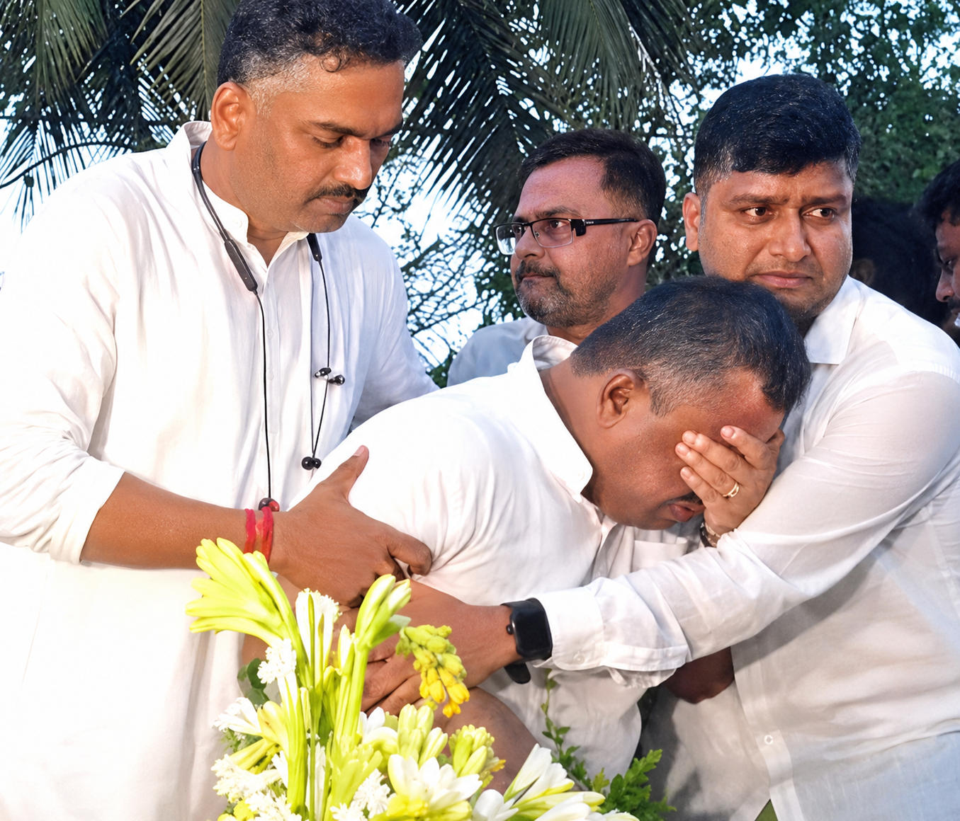 চন্দ্রনাথ রথকে শেষ শ্রদ্ধা জানাতে গিয়ে আবেগে ভাসলেন সাংসদ Soumendu Adhikari, কান্নায় ভেঙে পড়ার মুহূর্ত