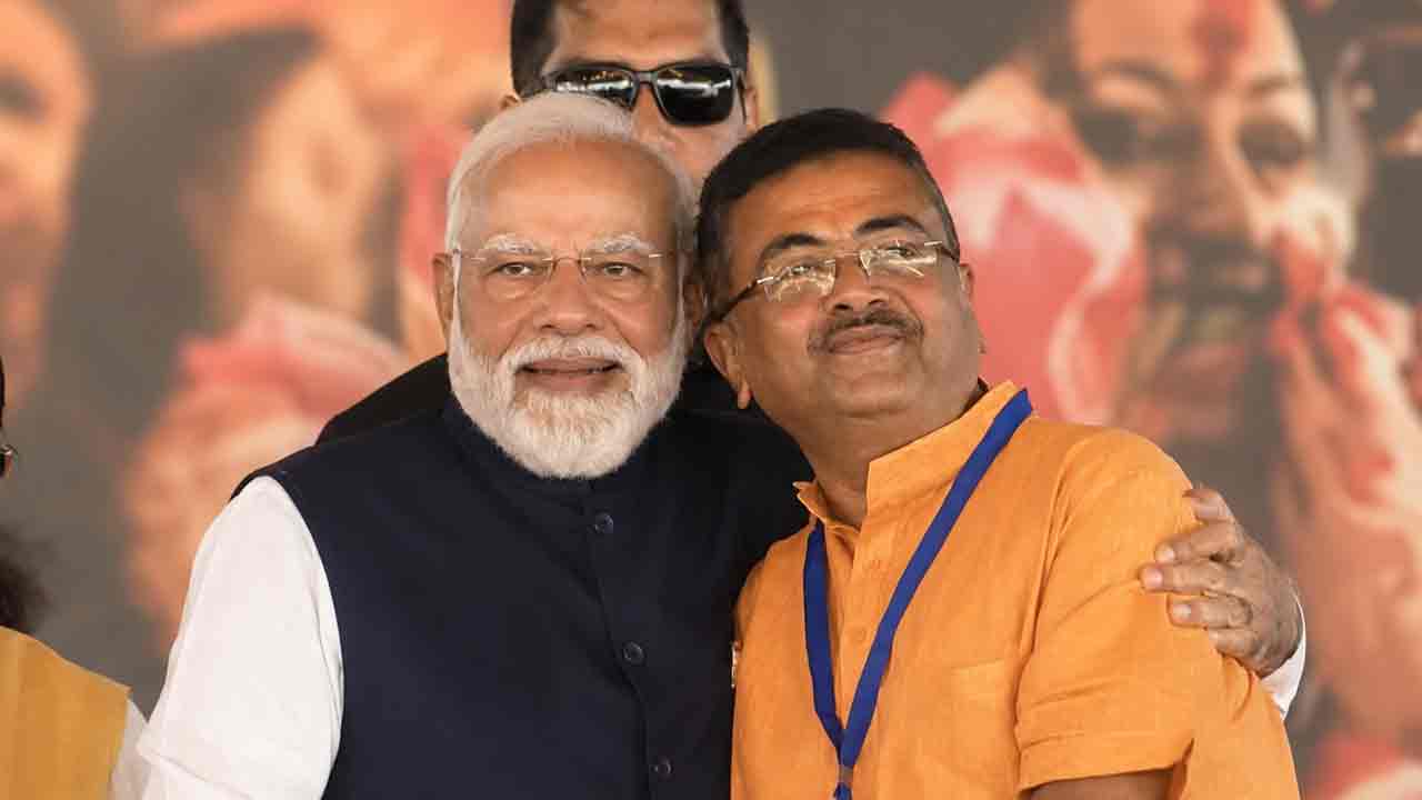 ব্রিগেডের মঞ্চে নবতিপর মাখনলাল সরকারের পা ছুঁয়ে প্রণাম মোদী-শাহ-শুভেন্দুর