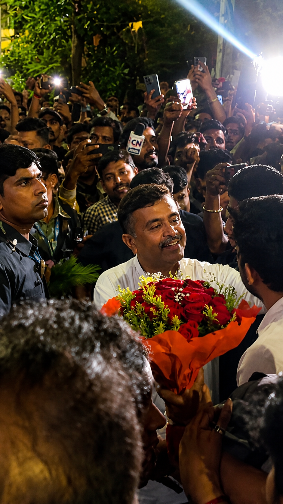 কাঁথিতে মধ্যরাতের চমক, মুখ্যমন্ত্রীকে এক নজর দেখতে ভিড় হাজার মানুষের