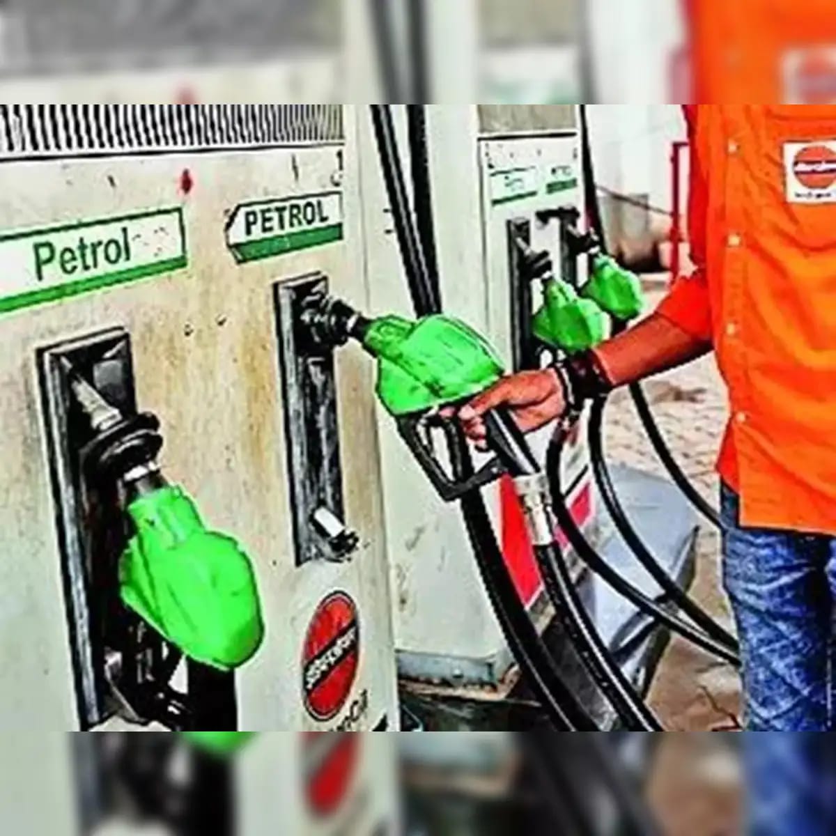 অবিলম্বে জ্বালানির দাম বাড়ানো হোক: লোকসানের দোহাই দিয়ে কেন্দ্রকে কড়া বার্তা তেল সংস্থাগুলির