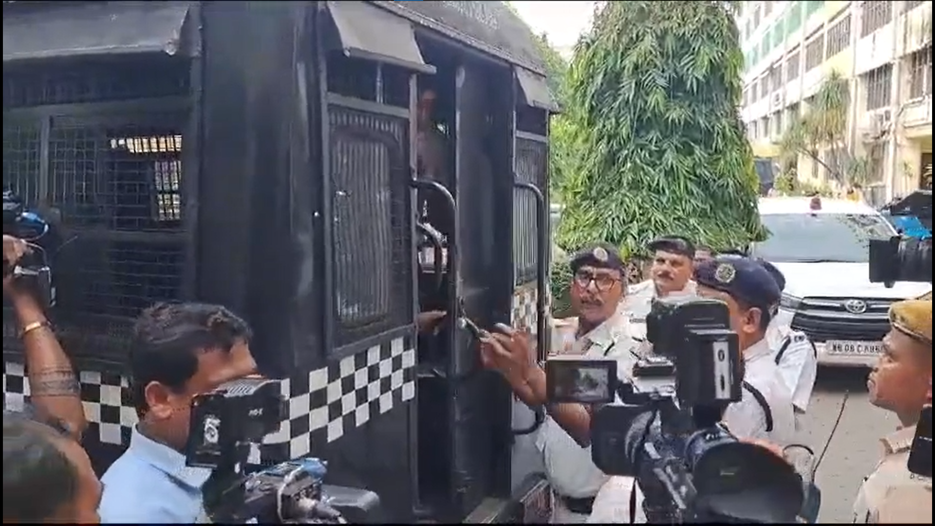 RG Kar কাণ্ডের তদন্তে বড় পদক্ষেপ। ধৃত মূল অভিযুক্ত সঞ্জয় রায়কে নিজেদের হেফাজতে নিয়ে জিজ্ঞাসাবাদ শুরু করল সিবিআই (CBI)। জানুন বিস্তারিত খবর।