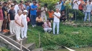 সকাল সকাল মাছ ধরতে ব্যস্ত মন্ত্রী দিলীপ ঘোষ