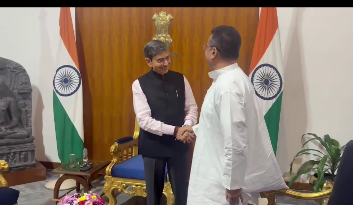 নবনিযুক্ত রাজ্যপাল আর.এন. রবির সঙ্গে মুখ্যমন্ত্রী শুভেন্দু অধিকারীর সৌজন্য সাক্ষাৎ, প্রশাসনিক সমন্বয়ের বার্তা সামনে