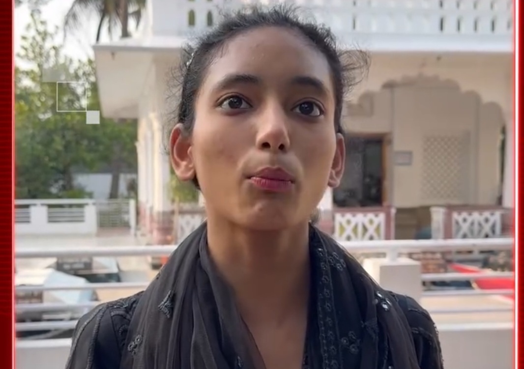 গাঁজা খেয়ে নাচ যুবতীর দাবি এটা কোনো অপরাধ নয়